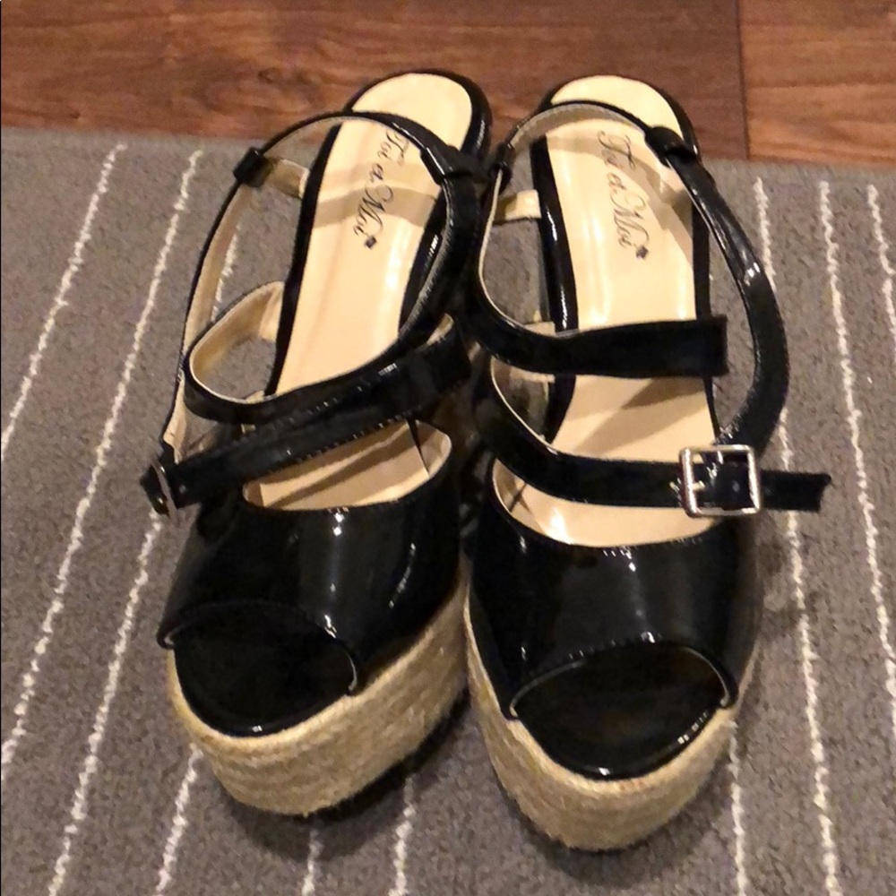Black wedges